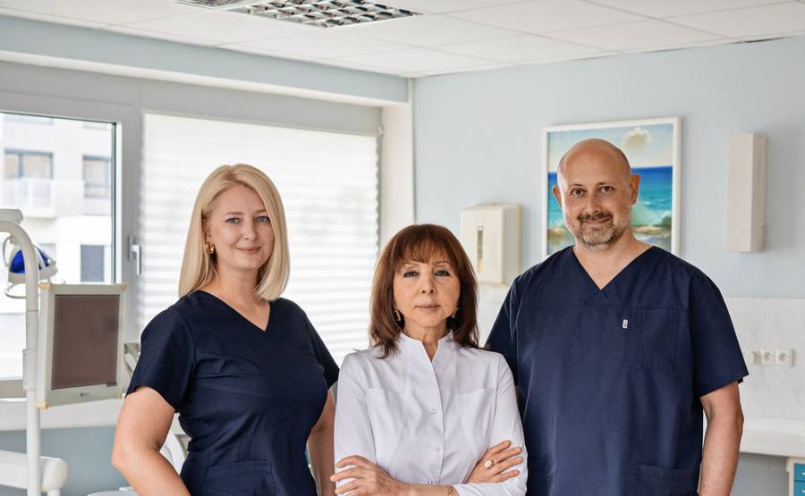 Tým kliniky DENTA-VITA — MDDr. Alexej Solod a zubní sestry, Praha 13 Lužiny